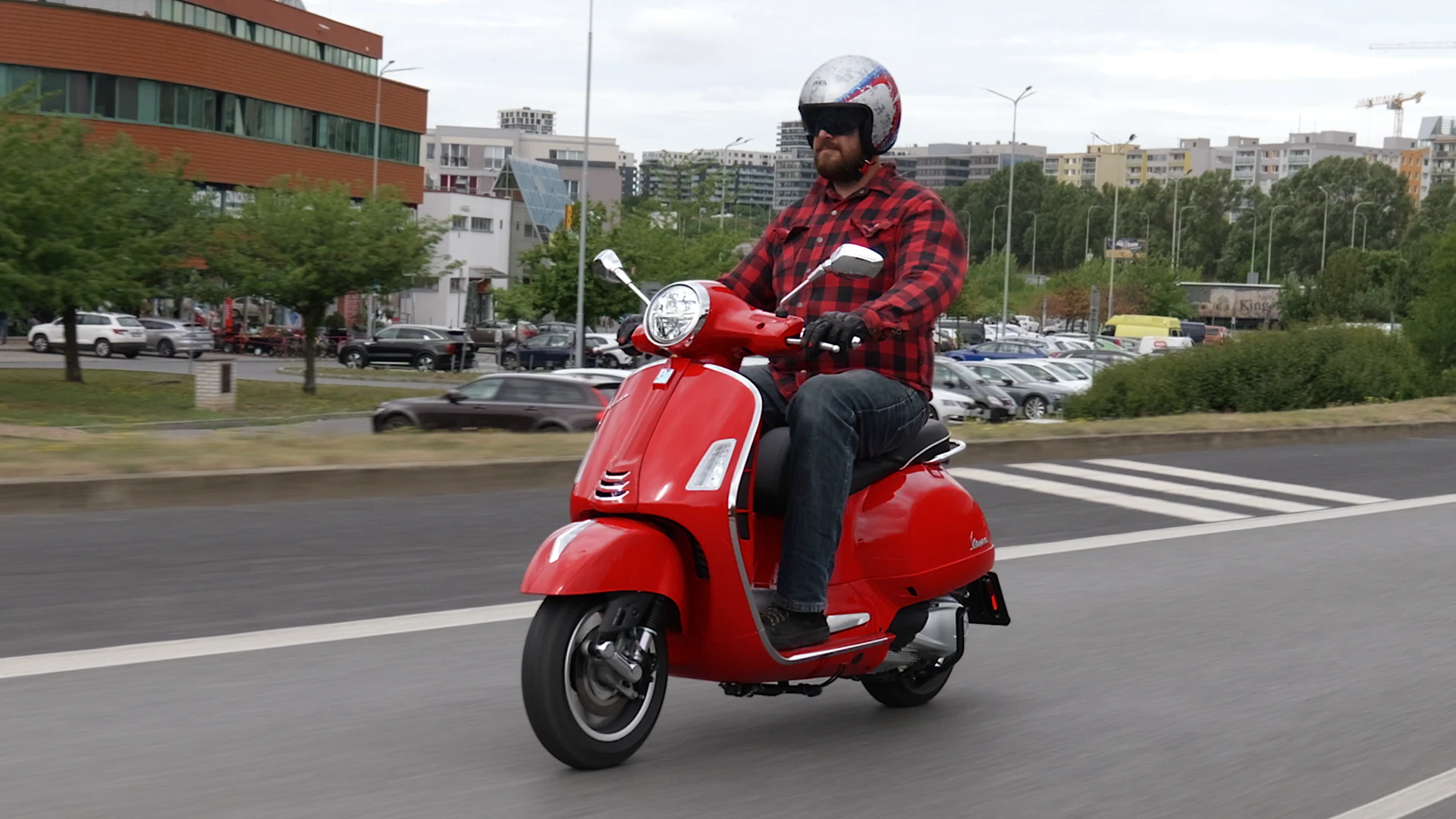 Vespa GTS 300: aneb Somik na červeném skútru! na kanálu 1000 koní