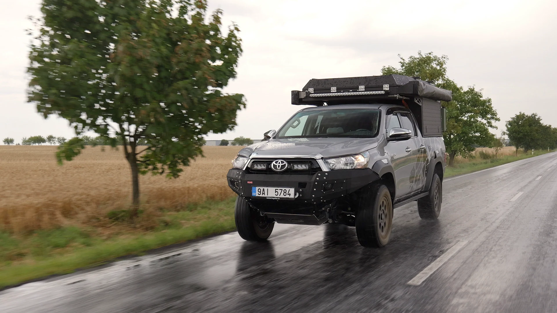 Toyota Hilux v expediční úpravě: vařič, kytara a sprcha. Jedem! na kanálu 1000 koní