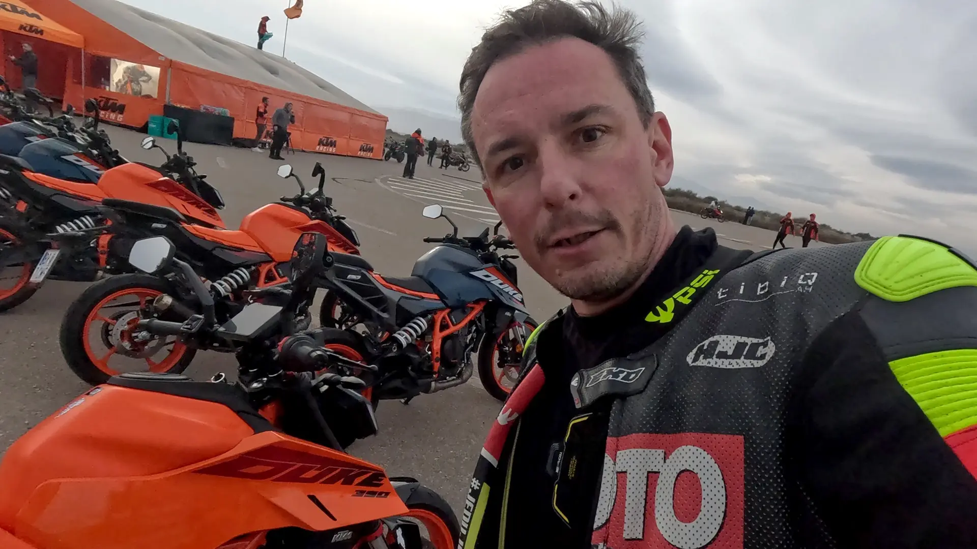 MOTOVLOG: Nový KTM Duke 390 na testování ve Španělsku na kanálu 1000 koní