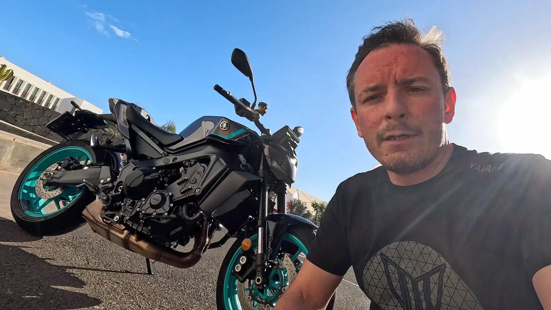 MOTOVLOG: Yamaha MT-09, „třívál“ na Lanzarote na kanálu 1000 koní