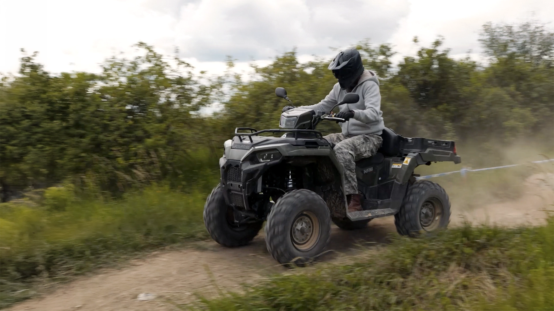 Polaris Sportsman Touring 570 a X2 570 pro dvě osoby na kanálu 1000 koní